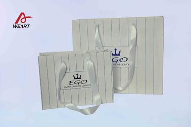 China Prägeartiges Oberflächenlogo weiße des Seidenband-nette Papiertüte-heißes stempelndes Endecmyk fournisseur